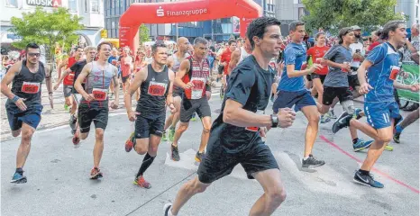  ?? FOTO: THOMAS SIEDLER ?? Frohen Mutes gehen die über 1000 Läufer auf die Strecke ...