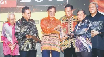  ??  ?? Abang Johari (third left) presents an award to a contractor while Awang Tengah (right), Mokhtar (third right) and Ismail (second left) look on. — Photo by Rais Sanusi