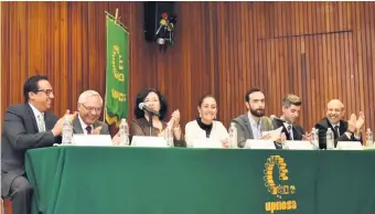  ??  ?? La jefa de Gobierno electa, Claudia Sheinbaum (centro), dijo que cerrará varios módulos de la Secretaría de Movilidad que operan en las sedes de las alcaldías, puesto que ahí se han detectado irregulari­dades.