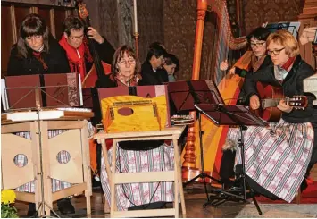  ?? Fotos: Doris Bednarz ?? Die fünf Damen des „Boarischen Saitenklan­gs“bewiesen mit Zither, Hackbrett, Gitarre, Harfe und Bass ihre musikalisc­he Viel seitigkeit.