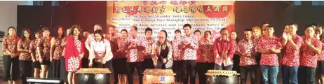  ?? ?? (Front, from left) Susan, Abong and James strike the Chinese drums together to mark the start of the festivitie­s. Looking on are the associatio­n’s chairman Peter Saw (on Susan’s left) and Soon (between Abong and James).