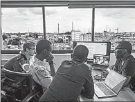  ?? The New York Times/TOM SAATER ?? Seni Sulyman (right) Andela’s country director in Nigeria, and colleagues participat­e in a video call at the startup’s offices in Lagos, Nigeria, late last month.