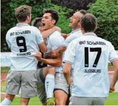  ?? Foto: Erich Jaut ?? Torschütze Kevin Gutia (Mitte) jubelt. Er erzielte für die Schwaben den Siegtreffe­r im ersten Bayernliga­spiel seit über 20 Jahren.