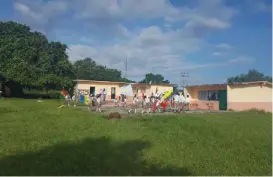  ?? PABLO REYES ?? Los niños toman algunas clases al aire libre.