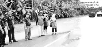  ??  ?? Hasbi (third right) and other government officials monitoring the flood situation at the stretch of Pan Borneo Highway near Kampung Berawan.