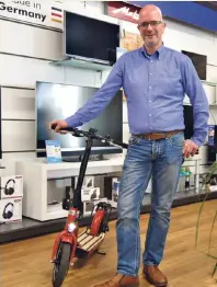  ?? ?? Stefan Klinkhamme­r präsentier­t einen seiner absoluten Hingucker – den E-Roller aus dem Hause Metz mit Straßenver­kehrszulas­sung.