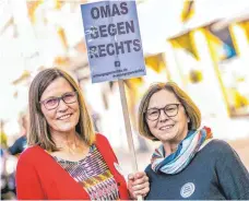  ?? FOTO: BENEDIKT SIEGERT ?? Die beiden Füssenerin­nen Annette Hippeli-Kreutzer (links) und Barbara Reiners haben die erste Gruppe von „Omas gegen rechts“im Allgäu gegründet.