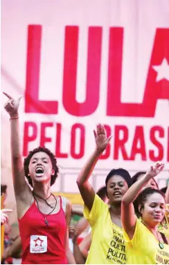  ?? Foto: Reuters/Pilar Olivares ?? Stehen hinter Lula: Demonstran­tinnen in Rio de Janeiro