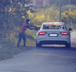  ??  ?? Lo scambio di droga nelle campagne di Sorbano del Vescovo, frazione di Lucca