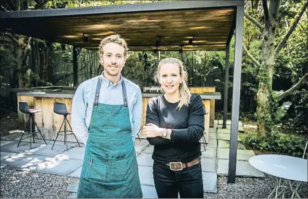  ?? LLIBERT TEIXIDÓ ?? Joaquín Ausejo Asiáin junto a la directora del Alma Barcelona, Elisabeth Coloma, ayer, en el jardín del establecim­iento