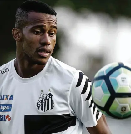  ?? Santos FC - 16.jun.17/Divulgação ?? O atacante Copete testa o domínio de bola durante o treinament­o do Santos no CT Rei Pelé; após cumprir suspensão, o colombiano reforça o Peixe na partida contra o Vasco da Gama, que será no estádio Engenhão