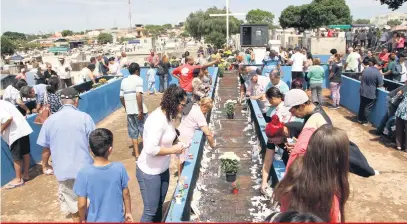  ?? Fotos: Roberto Custódio ?? Londrina possui aproximada­mente 31 mil jazigos, a maior parte deles localizada no Cemitério Jardim da Saudade