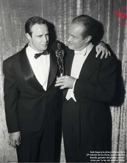  ?? ?? Bob Hope (a la dcha.) anfitrión de la 27ª edición de los Oscar, junto a Marlon Brando, ganador del premio a Mejor Actor por ‘La ley del silencio’ (1954).