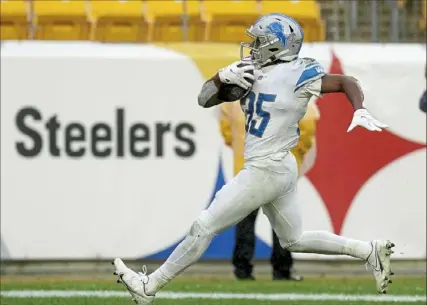  ?? Matt Freed/Post-Gazette photos ?? Running back Godwin Igwebuike raced for a 42-yard touchdown to give the Lions a 16-10 lead Sunday at Heinz Field.