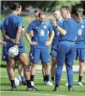  ?? Picture: REUTERS / JOHN SIBLEY ?? MAN WITH A PLAN: Netherland­s coach Louis van Gaal with Virgil van Dijk and teammates during a training session in Doha, Qatar.