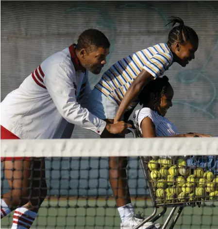  ?? FOTO: COURTESY OF WARNER BROS. PICTURES ?? ■ Will Smith som Richard Williams, Demi Singleton som Serena Williams och Saniyya Sidney som Venus Williams.