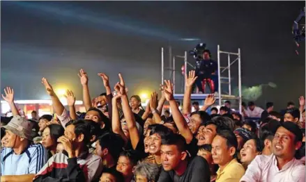  ?? CAMBODIA BEER FB ?? Many people enjoying a boxing match in Banteay Meanchey province on January 13.