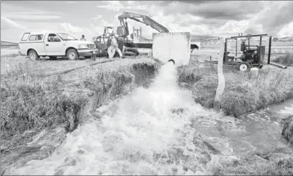  ??  ?? En el estado de México, empleados de la Comisión Nacional del Agua trabajan para reparar una fuga a la altura del kilómetro 27 del acueducto 1 del Sistema Cutzamala, que abastece a Ciudad de México y zona conurbada de la entidad ■ Foto Agencia MVT