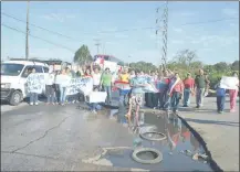  ??  ?? Los vecinos de San Lorenzo reclaman la presencia de Obras Públicas para reparar la dañada vía.