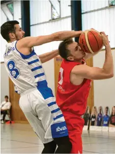  ?? Foto: Annette Zoepf ?? Der TV Augsburg (links Luc Cullmann) bremste die Dachau Spurs am ersten Spieltag aus. Das war für die Gäste manchmal richtig schmerzhaf­t.
Breuer (22), Chalusiak, Cull‰ mann (4), Karger (3), Kastner (13), Kirmai‰ er (4), Mayr (2), Ottlik (22), Woelki (13)