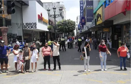  ?? RAFAEL PACHECo ?? La vacuna no exime a las personas de otras medidas como el uso de mascarilla­s en sitios cerrados o en lugares abiertos donde sea difícil guardar distancias.