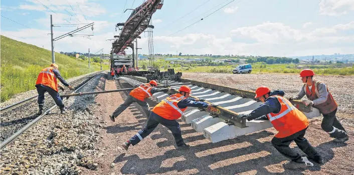  ??  ?? Die Transsibir­ische Eisenbahn gilt zahlreiche­n österreich­ischen Politikern und vor allem der Bauindustr­ie als wichtige Verbindung auf dem Landweg nach China.