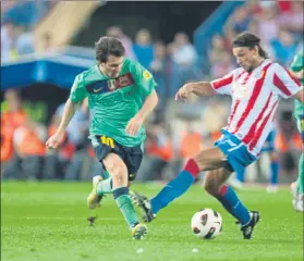  ?? FOTO: CLAUDIO CHAVES ?? Un milagro La brutal entrada de Ujfalusi solo dejó a Messi 10 días de baja