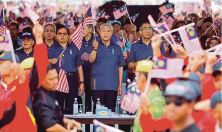  ?? PIC BY JANNAH KHO ?? Deputy Prime Minister Datuk Seri Dr Ahmad Zahid Hamidi and Sarawak Chief Minister Datuk Patinggi Abang Abdul Rahman Zohari Abang Openg (on Zahid’s right) at the Ekspresi Negaraku carnival in Kuching yesterday.