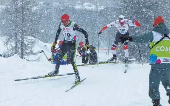  ??  ?? Friedrich Moch (links) auf dem Weg zu Platz fünf im Skiathlon bei der Junioren-WM.