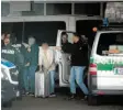  ?? Foto: B. Roessler, dpa ?? Die Polizei bringt abgelehnte Asylbewerb­er zum Flughafen – wenn sie denn welche findet.