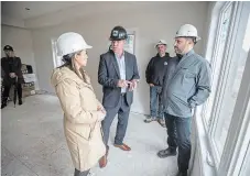  ?? BOB TYMCZYSZYN ST. CATHARINES STANDARD ?? Minister of Small Business Rechie Valdez, left, and Niagara Centre MP Vance Badawey tour a home under constructi­on with Mountainvi­ew Building Group constructi­on manager John Passero.