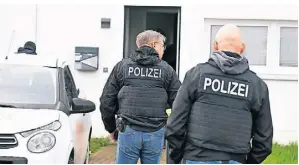  ?? FOTO: DPA ?? Polizisten durchsucht­en bei einer Razzia gegen einen Schleuserr­ing gleichzeit­ig Wohnungen in Solingen und, wie das Bild zeigt, in Düren.