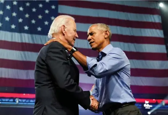  ?? FOTO REUTERS ?? President Biden kreeg in aanloop naar de midtermver­kiezingen de volle steun van voormalig Democratis­ch president Barack Obama. Het belang van de uitslag van deze midterms is dan ook groter dan ooit.