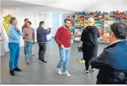  ?? CÁDIZ CF ?? Botas de los profesiona­les del primer equipo en la zona de vestuarios.