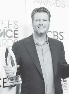  ??  ?? Musician Blake Shelton poses backstage with his awards at the People’s Choice Awards 2017 in Los Angeles, California, last Jan 18, 2017. — Reuters file photo