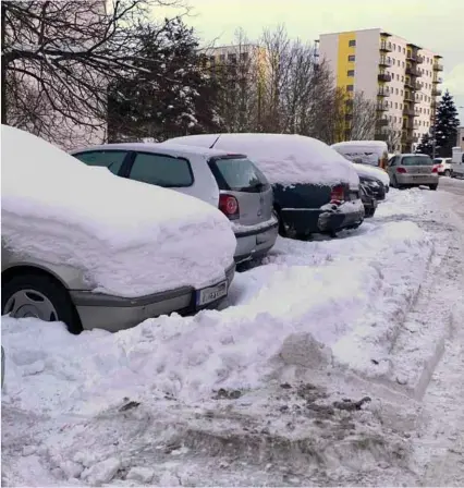  ?? Фото: Марек Паю. ?? ПРОбЛЕМа ЛаСНаМЯЭ: людям некуда надолго переставит­ь автомобили, чтобы дать расчистить улицы района от снега.