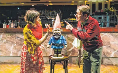  ?? FOTO: THEATER7/STAGE ?? Amélie (Sandra Leitner) müht sich, ihrem Vater (Stephan Bürgi) klarzumach­en, dass die Menschen um ihn herum mehr Aufmerksam­keit verdienen als sein Gartenzwer­g. Doch ihr Vater ist nur einer von vielen, die Amélie beglücken möchte.