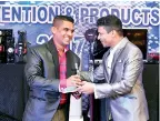  ??  ?? Maps Internatio­nal Director M.K. Wijetunga awards a dealer