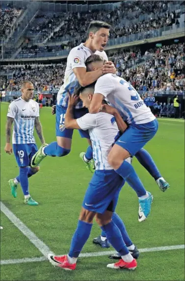  ??  ?? EL 1-0. Ricca, Luis Hernández y Ontiveros celebran el gol de éste último, en la imagen saltando.