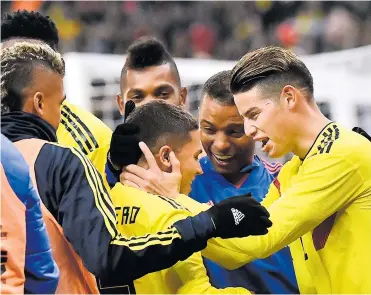  ?? AFP ?? Los jugadores de la Selección Colombia celebran el tanto de Quintero, que significó el 3-2 final ante Francia.