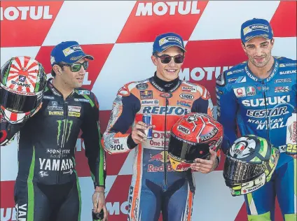  ?? FOTO: EFE ?? Marc Márquez, en la pole flanqueado por Johann Zarco y Andrea Iannone. Coparán la primera fila de la parrilla hoy de salida