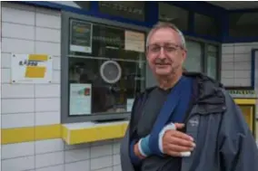  ??  ?? Michel brak z’n hand, en is te voet naar het Gemeentepl­ein in Mortsel gekomen. “Hier vind je alle winkels op een zakdoek.”