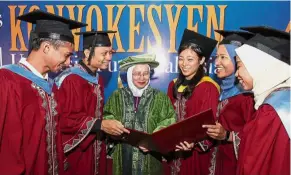  ??  ?? Prof Aini (third from left) shares a light moment with Chuah (third from right) and (from left) Muhammad Erwan, Ahmad Luth, Nursyafazl­iyana and Nur Nadira at the UPM convocatio­n ceremony.