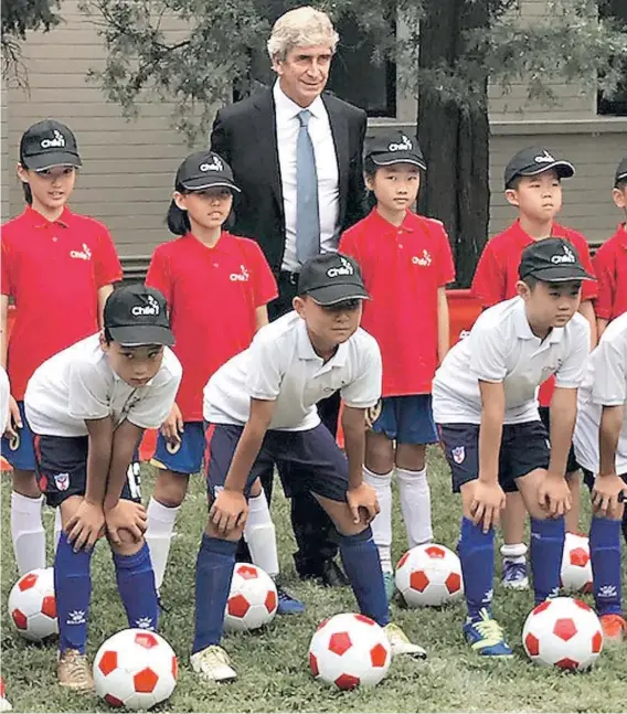  ??  ?? ►
Pellegrini se fotografía con jóvenes chinos fanáticos del fútbol, durante su presentaci­ón en la Chile Week China 2017.