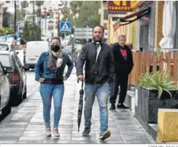  ?? JORGE DEL ÁGUILA ?? Dos personas caminan por la avenida Virgen del Carmen de Algeciras.