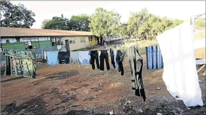  ?? PHOTO: THULANI MBELE ?? FREE FOR ALL: Melgisedek Building in Riviera, Gezina, has been hijacked and occupied by squatters, prostitute­s and criminals