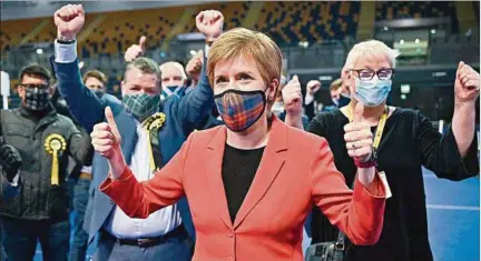  ??  ?? ENCANTADA. Nicola Sturgeon y otros dirigentes del SNP festejan su triunfo electoral en un acto realizado en el Emirates Arena.