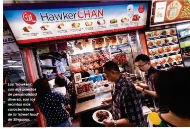  ??  ?? Los ‘hawkers’, con sus puestos de personalid­ad diversa, son los recintos más caracterís­ticos de la ‘street food’ de Singapur.