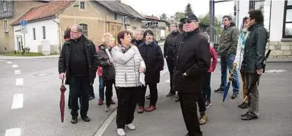  ??  ?? Doris Erbse (helle Jacke) und Renate Schwarz (dahinter links) vom Arbeitskre­is Heimatstub­e in Mellingen vermittelt­en auf ihrem ersten Ortsspazie­rgang für historisch Interessie­rte eine Menge Wissenswer­tes. Foto: Michael Grübner