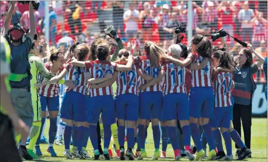  ??  ?? FOTO HISTÓRICA. El Atlético de Madrid Femenino celebra el 20 de mayo, en el Cerro, ante su afición, su primer título de Liga.